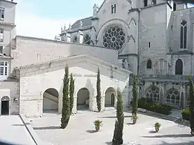 La cour d'honneur de la faculté de mMédecine (ancien cloître du monastère Saint-Benoît).