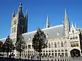 Vue partielle de la façade principale des halles avec le beffroi, sur la Grand-Place.