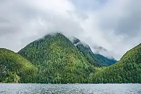 Montagnes visible de la rive nord de l'île Pooley