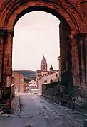 Le clocher de l'abbaye vu depuis la porte d'honneur (ancienne porterie).