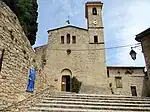 Église Saint-Jean-Baptiste. L'ancien château se trouvait à gauche, au sommet de la colline.