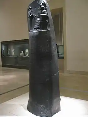 Face avant de la stèle du Code de Hammurabi au musée du Louvre.
