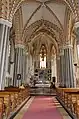Chœur de l'église. Le nouvel autel par Károly Antal et Pál C.Molnár a remplacé en 1948 celui détruit pendant la guerre