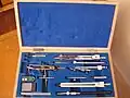 Coffret d’instruments de dessin