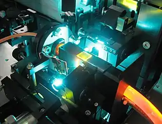 Laser à colorants à base de rhodamine 6G. La solution de colorant est le liquide orange dans les tubes.