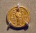 Revers d'une monnaie du roi Huvishka v. 126-163. des Kushans, avec la déesse Ardoshko  Or, diamètre 1,3 cm. Asian Art Museum, San Francisco.