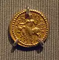 Monnaie du roi Vasudeva Ier. Revers à l'image du dieu indien Shiva et du taureau à bosse Nandi. Or, diamètre 1,9&nbsp;cm, musée d'Art asiatique de San Francisco.