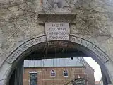 Entrée du collège des Irlandais à Louvain (Belgique). L'inscription affiche Dochum Glóire Dé agus Ónóra na hÉireann ('Pour la Gloire de Dieu et l'Honneur de l'Irlande').