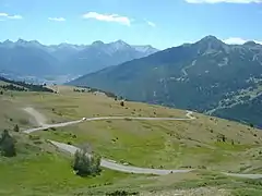 Vue en arrière sur les alpages de « Plainalp » dans l’ascension du col de Granon.