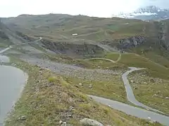 Lacets entre la tête de Solaise (2&nbsp;558&nbsp;m, à côté des remontées mécaniques) et la crête de Lessières.