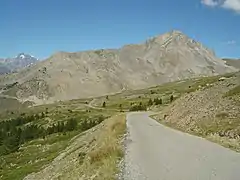 À l’ouest le sommet du Grand Aréa (2&nbsp;869&nbsp;m) vu dans les derniers kilomètres de l’ascension.