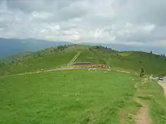 Plus bas des cyclistes au col du Petit Ballon (1&nbsp;165&nbsp;m).