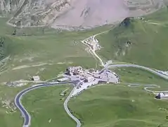 Le col révèle un paysage glaciaire contrasté qui indique l'extension verticale maximale des glaciers (ou trimline).