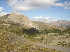 Vue en direction de la roche Gauthier (2&nbsp;749&nbsp;m) à gauche de la vallée de la Clarée à droite.