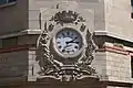 Photographie en couleur d'une horloge.