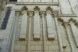 Photographie en couleur de blocs de pierre en place dans des niches mais non encore sculptés.