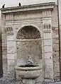 La fontaine face à la Cathédrale.