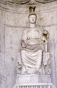 Déesse Roma assise (époque d'Hadrien, d'après un original grec du Ve&nbsp;siècle&nbsp;av. J.-C. ; marbre, hauteur 3,10 mètres).