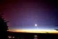 La queue de la comète McNaught était encore visible de l'hémisphère nord après que la comète avait elle disparu depuis longtemps. Cette photo montre également la Lune et Vénus.