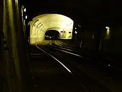 Les quais décalés de la station.