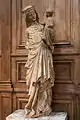 Statue de la Vierge au pied d'argent.