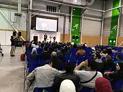 Une conférence.
