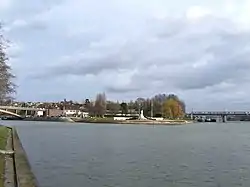 Le confluent, l'Oise à gauche, la Seine à droite.