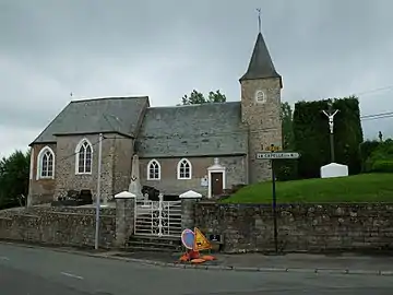 L'église, le monument aux morts et un calvaire.