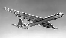Cliché noir et blanc. Avion à six réacteurs en vol.