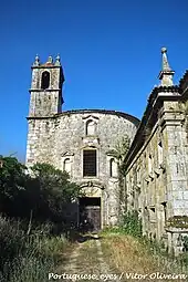 Photographie d'une façade d'église en pierre taillée.