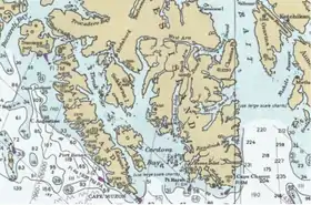 L'île Dall se trouve à l'ouest de la partie sud de l'île du Prince-de-Galles et forme la côte ouest de la baie Cordova (en), (Détail de la carte de l'US Coast Survey).