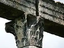Temple de Riez : détail d'un chapiteau corinthien et de l'architrave