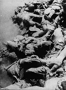 Des cadavres entassés.