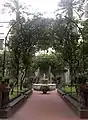 Jardin central du cloître, avec une fontaine du XVIe&nbsp;siècle