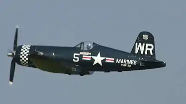 Corsair F4U-5N avec les marquages du Squadron VMF-312 (en).