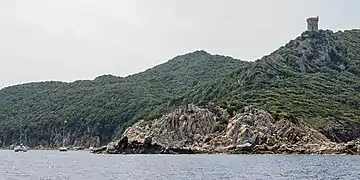 L'entrée de l'anse Portu Cacau dominée par la tour génoise de Capu di Muru