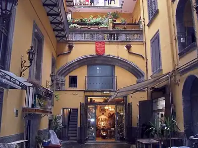 Cour intérieure.