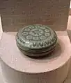 Boîte à fard à décor de rosettes et bordure de lotus, XIIIe&nbsp;siècle. Barbotine blanche et noire sous couverte céladon. Goryeo. Freer Gallery of Art