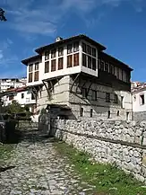 Le musée du costume traditionnel (el).