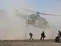 Cougar de l'armée espagnole avec des légionnaires du 2e&nbsp;régiment étranger d'infanterie en 2005.