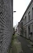 Courée le long d'un mur