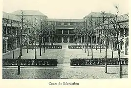 La cour de récréation, à la fin du XIXe&nbsp;siècle.