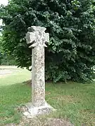 Croix pattée.