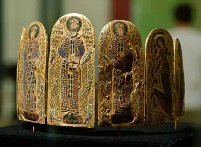 La Couronne de Constantin IX Monomaque incrustée d'émaux est l'une des plus précieuses possessions du Musée national hongrois dont la section archéologique a été inaugurée en 2002 pour célébrer le 200e&nbsp;anniversaire de sa fondation.