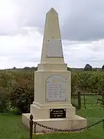 Le monument aux morts face à la mairie (oct.&nbsp;2012)