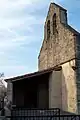 Le clocher-mur et le porche de l'église (mars&nbsp;2012)