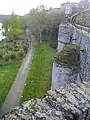 Au sommet de cette courtine, une promenade a remplacé le chemin de ronde.