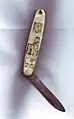 La tour Maulmont sur un couteau-souvenir de Châlus, 1re&nbsp;moitié du XXe&nbsp;siècle.