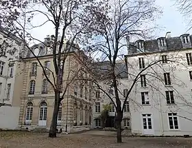 Pavillon Louis XV à gauche, église au centre, bâtiment du XVIIe siècle à droite.