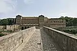 Vue du complexe à partir du pont-vieux sur le Cardener.